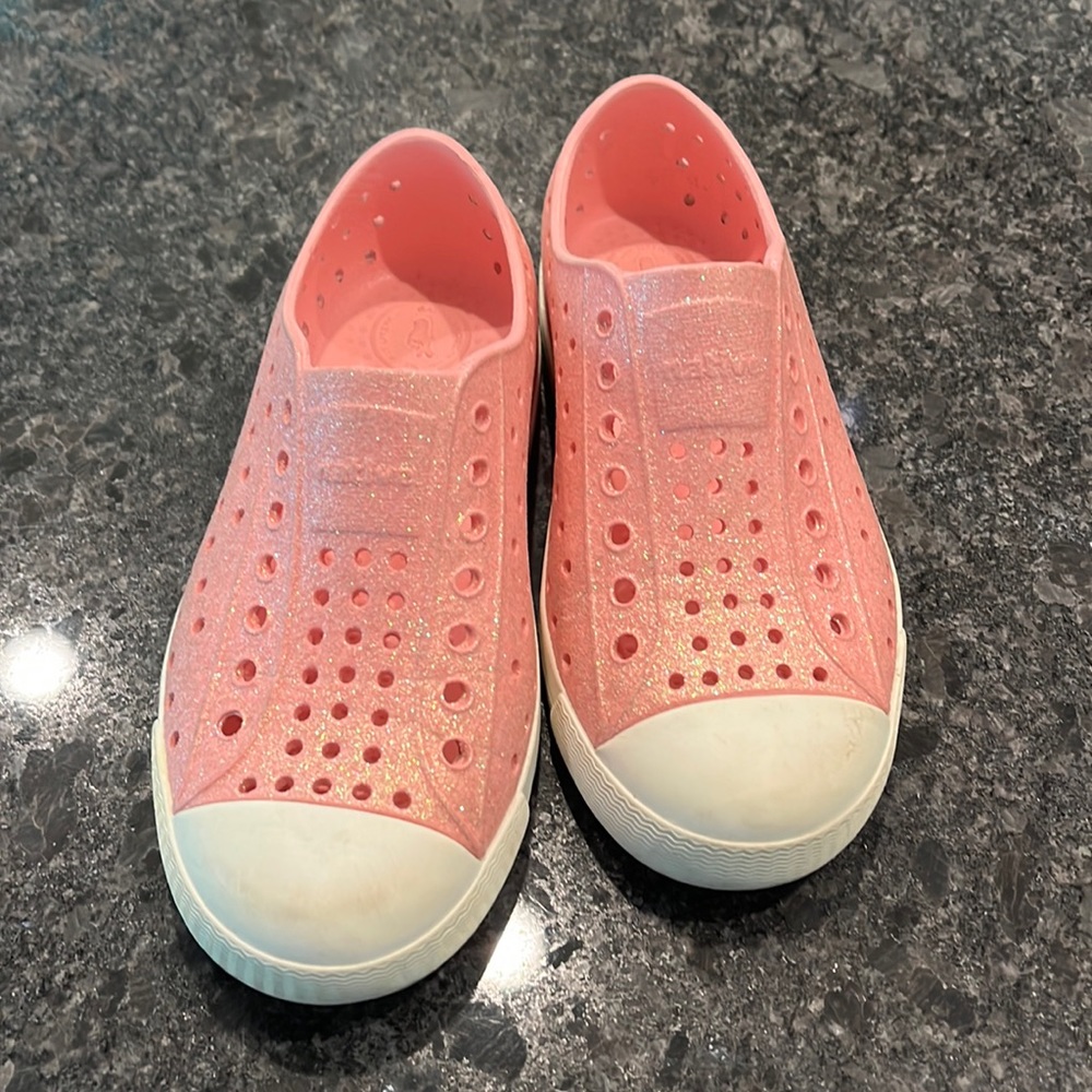 Native Jefferson kids size 12. Excellent used condition, see photos.